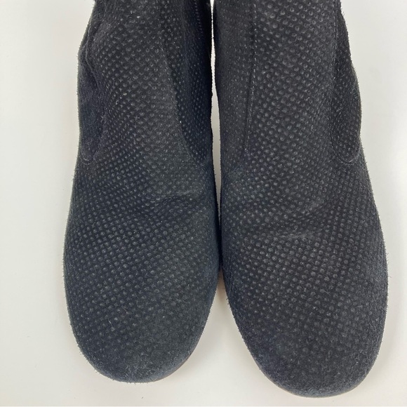 Aquatalia France Perforated Suede Ankle Booties Heeled Black Ankle Zip Sz 9.5 - Picture 16 of 16